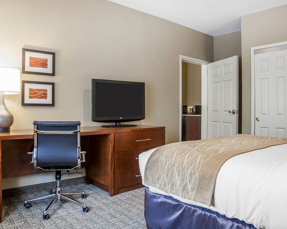 Comfort Inn & Suites Sturbridge-Brimfield 50/54
