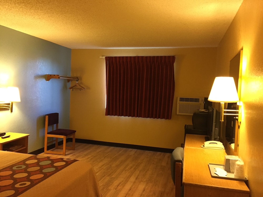 Super 8 By Wyndham Raton 20/25