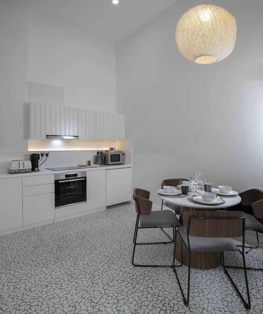Trueman Court Luxury Serviced Apartments 43/55