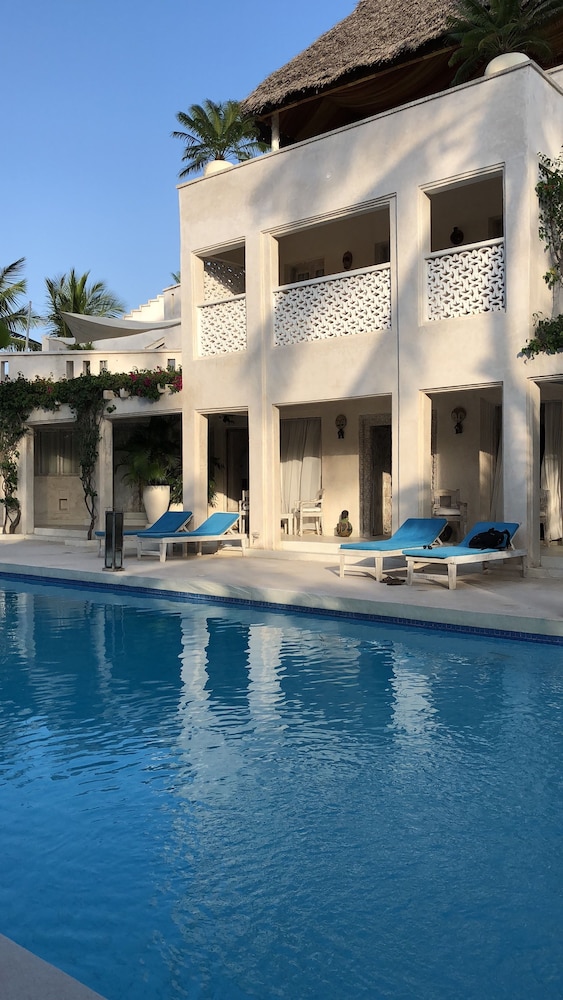 The Villa Luxury Suites Hotel 1/43