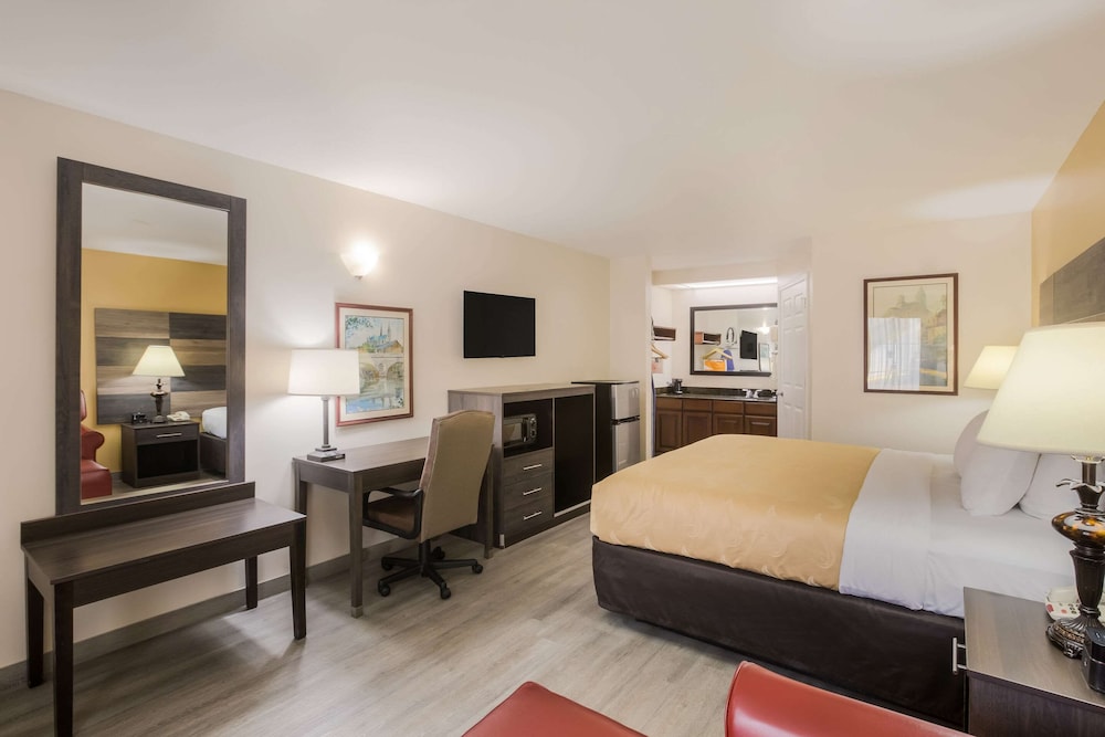 Quality Inn & Suites Greensboro near Lake Oconee 11/36