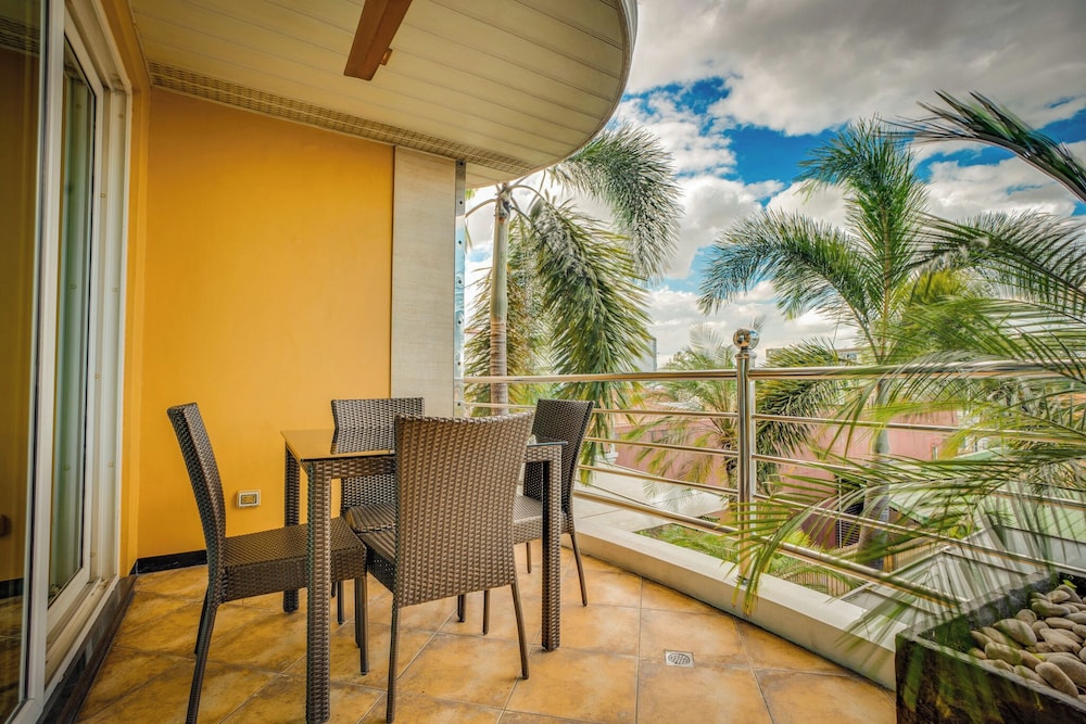 Fields Plaza Suites 38/65