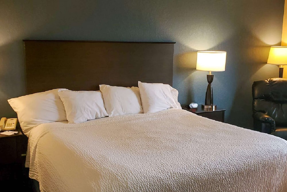 AmericInn by Wyndham Clear Lake 23/52