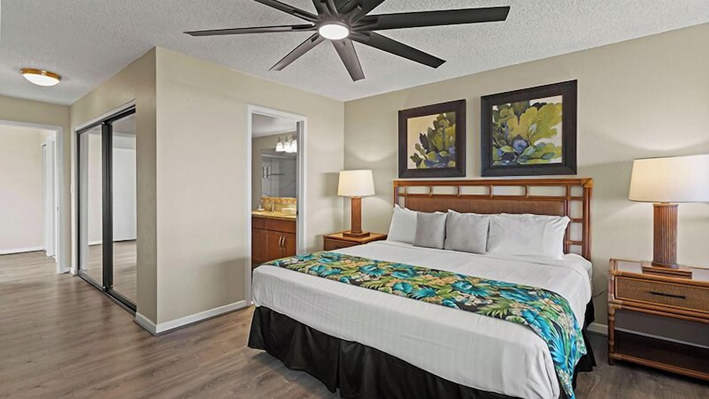 2 Bedrooms, Suite, Queen and Twin Beds, Two Story, Sofa