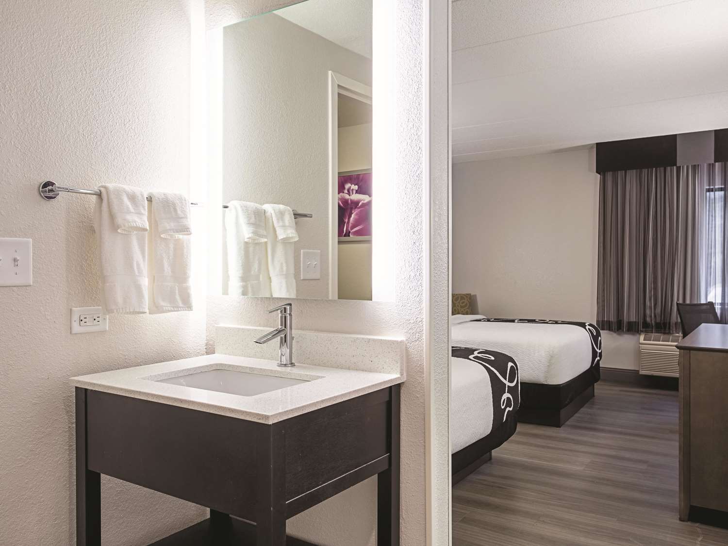 La Quinta Inn & Suites by Wyndham Baltimore N / White Marsh 43/46