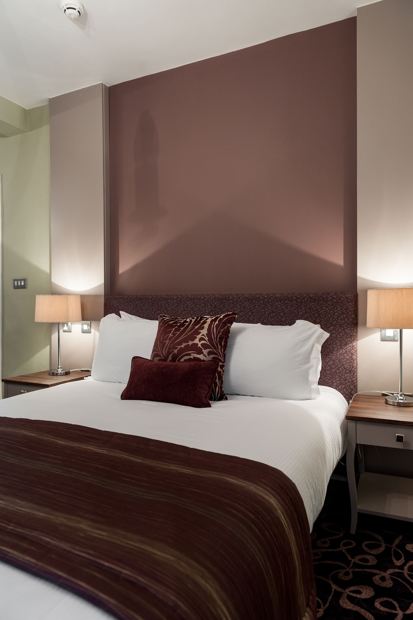 ROOM, DOUBLE BED