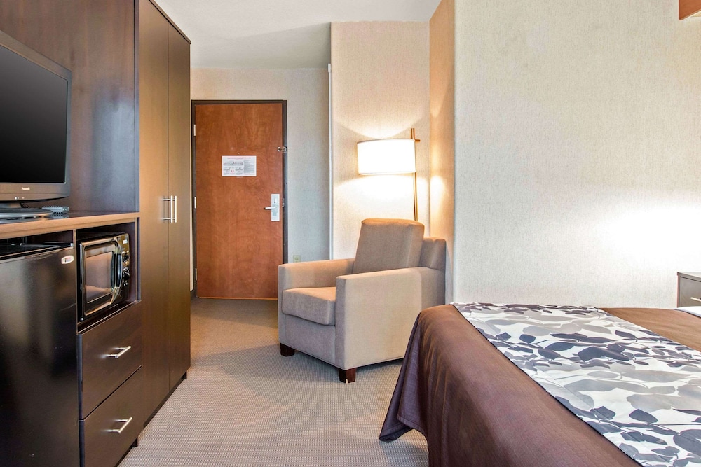 Sleep Inn & Suites Oregon OH 15/32