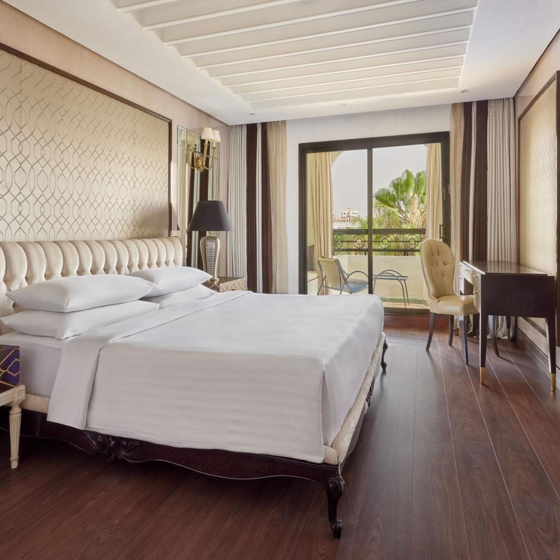 Ambassador, Suite, King Bed, Pool View, Balcony