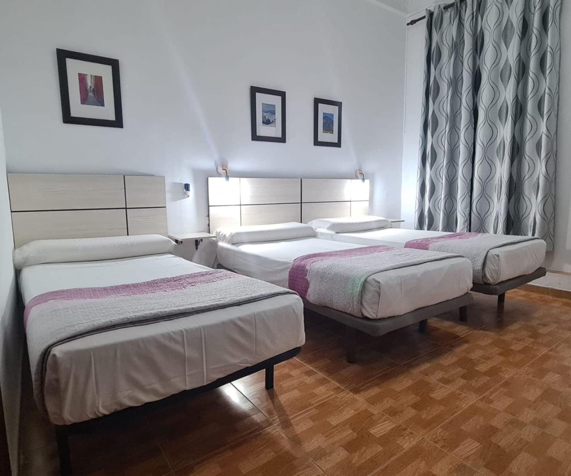 غرفة بسريرين مزدوجين مع سرير إضافي بحمام خاص، Hostal Miami 2/4