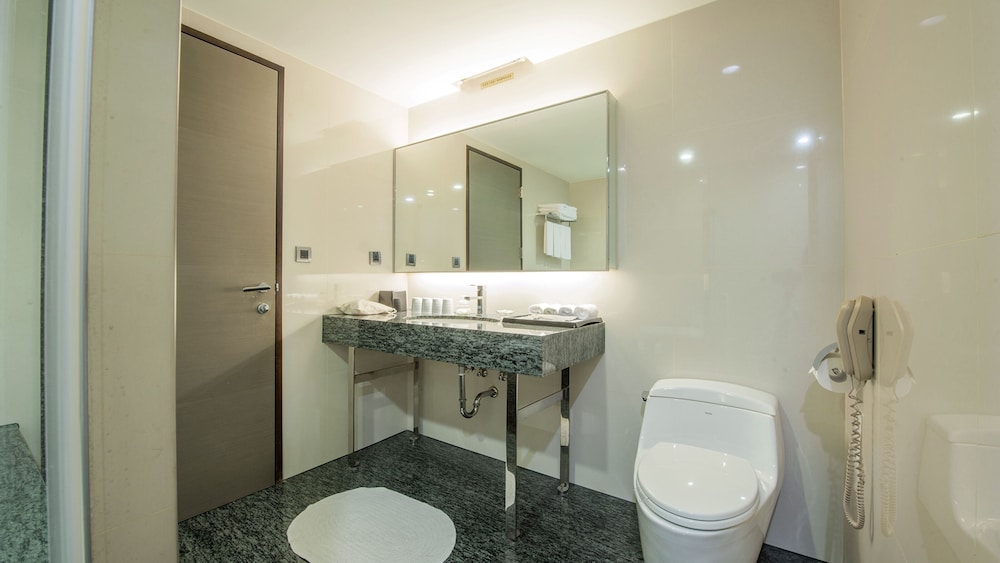 CHECK inn SELECT Taichung Dadun 48/48