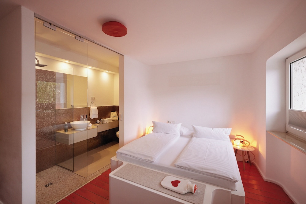 18Arts Hotel 13/49