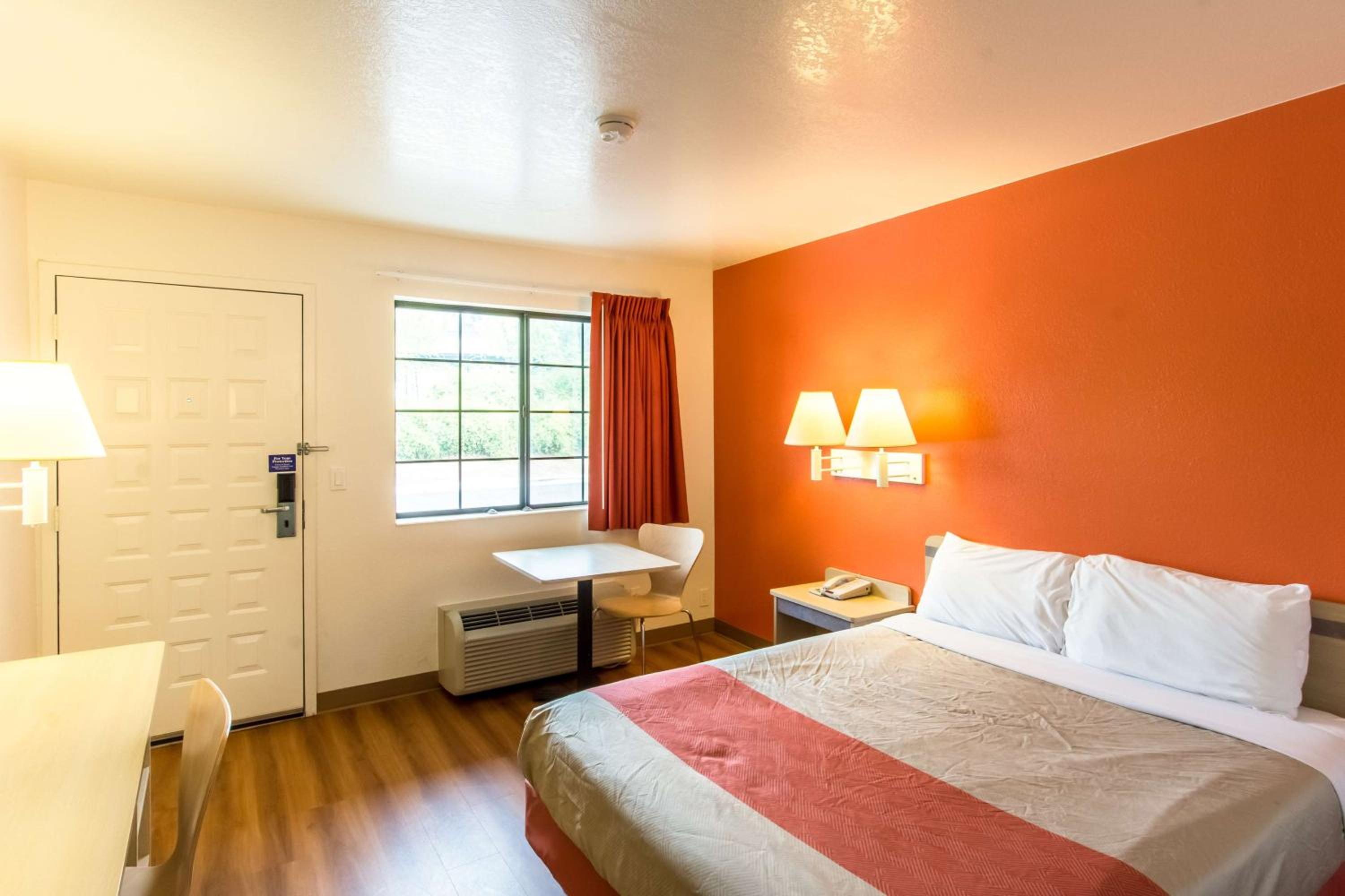 1 Queen Bed, Motel6 Redding, CA - North 3/10