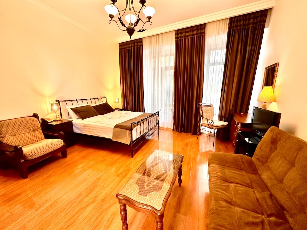 ROOM, DOUBLE OR TWIN BED