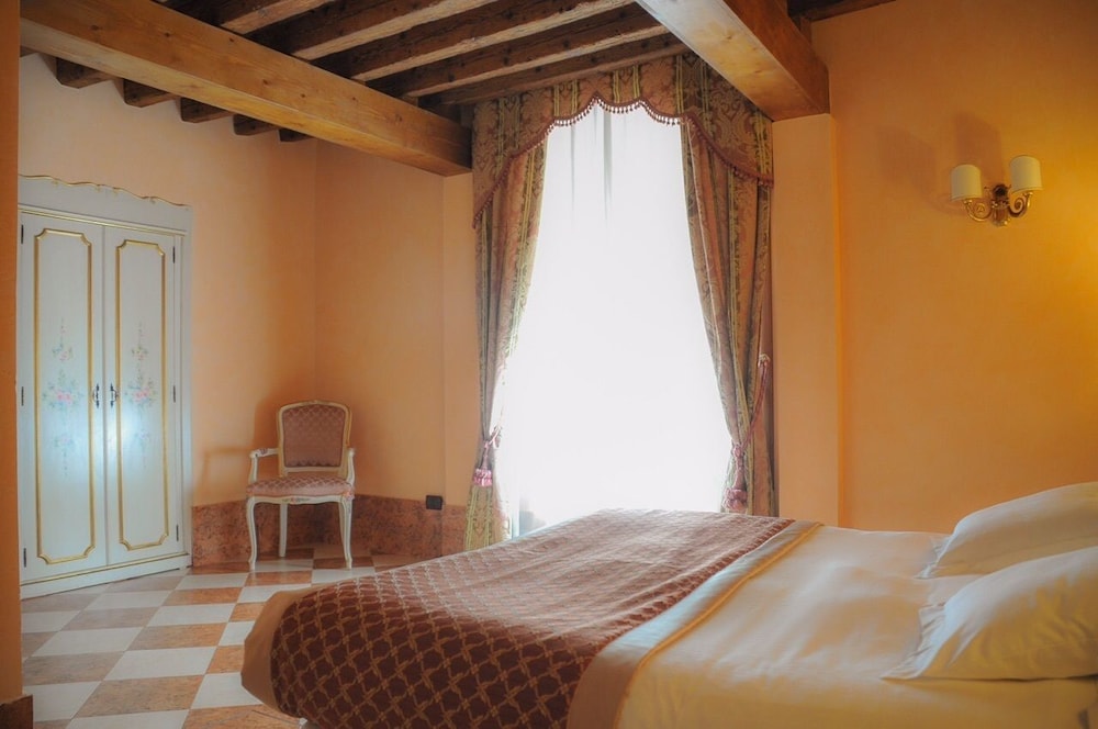 DELUXE, DOUBLE BED, CANAL VIEW