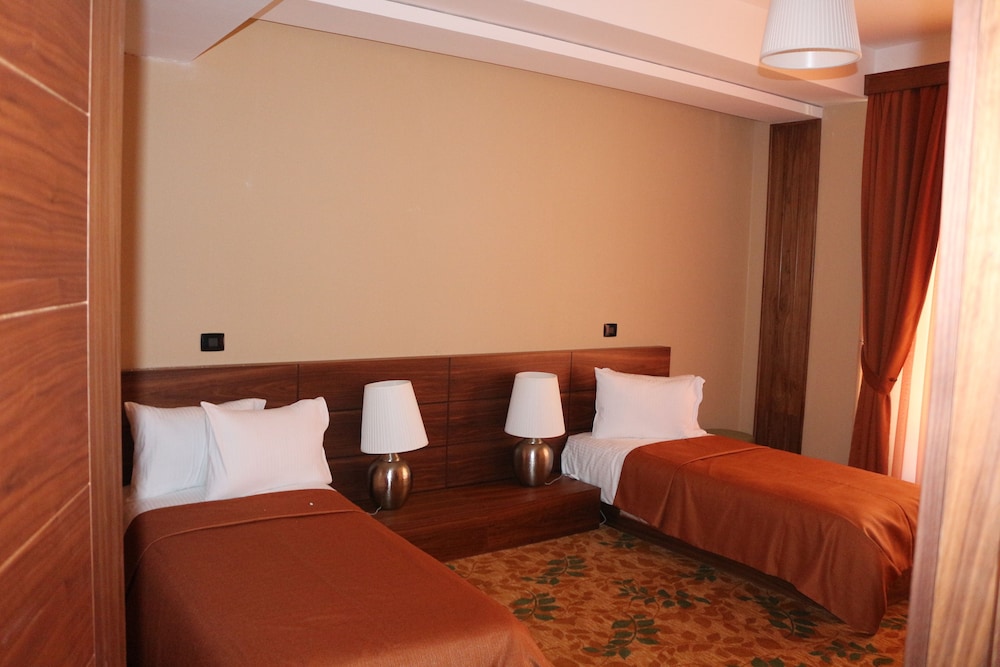 غرفة عائلية بسرير كوين وسريرين منفصلين بإطلالة على الجبل، El Resort Hotel 2/4