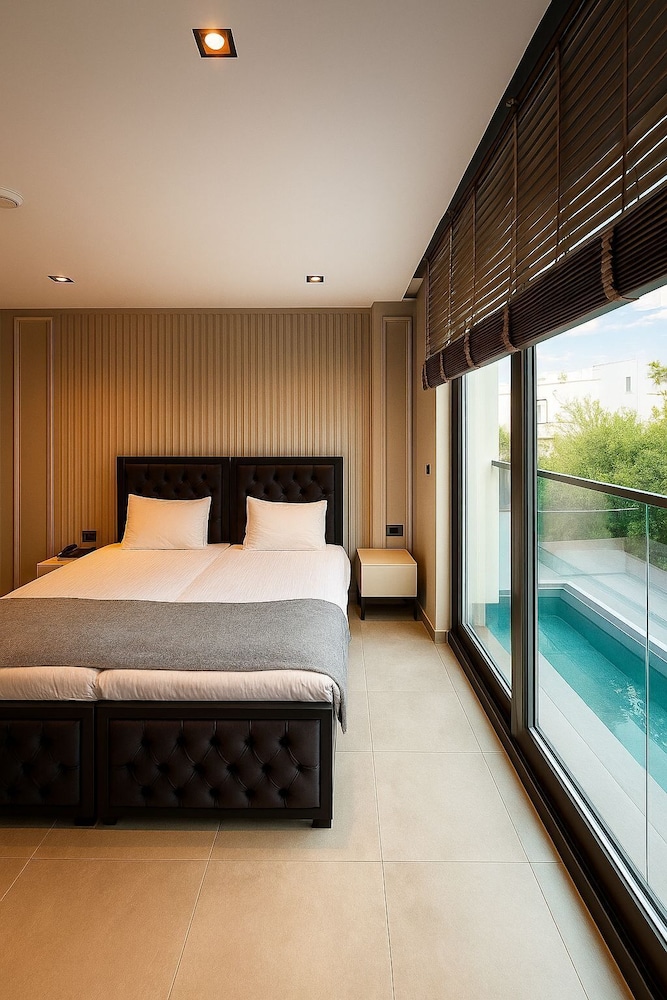 Sam Hotel 9/48
