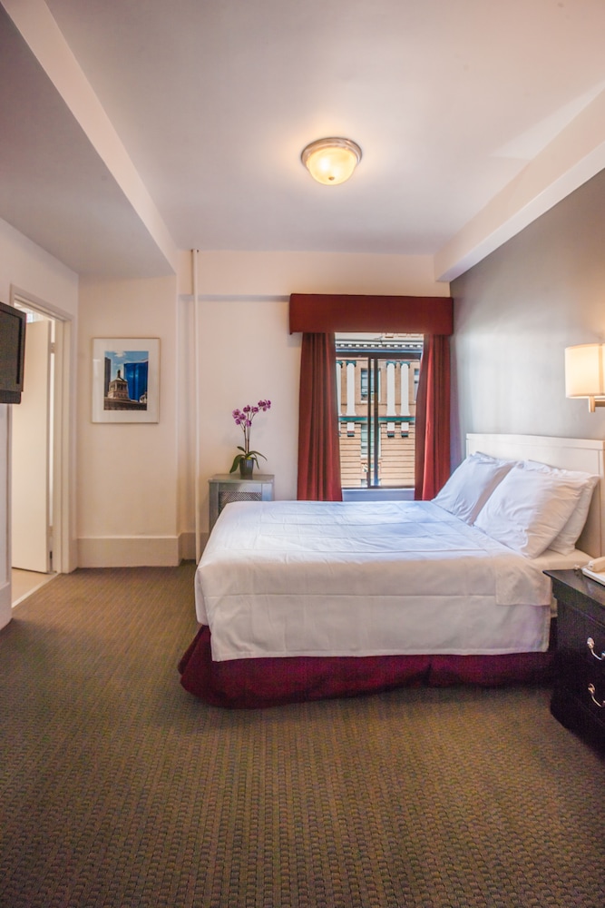DELUXE, QUEEN BED