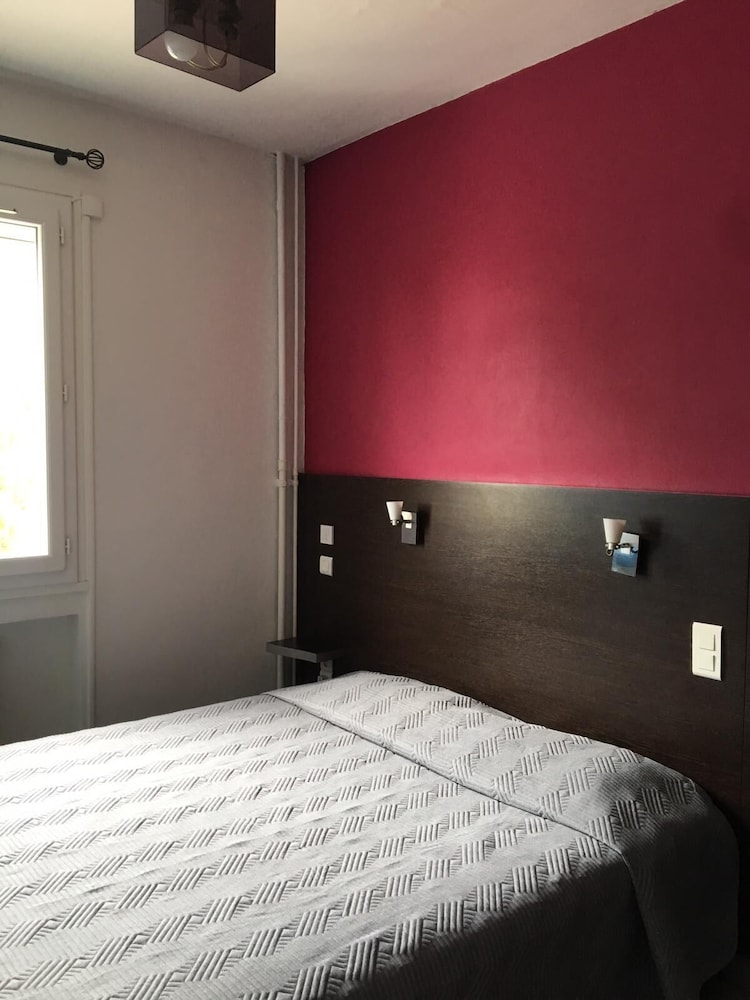 غرفة كومفورت بسرير كوين، Hotel du Val de Saone 2/8