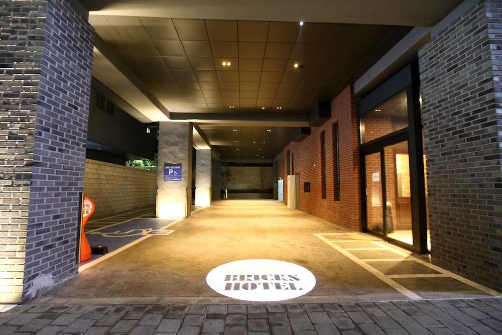 Bricks Hotel 7/38