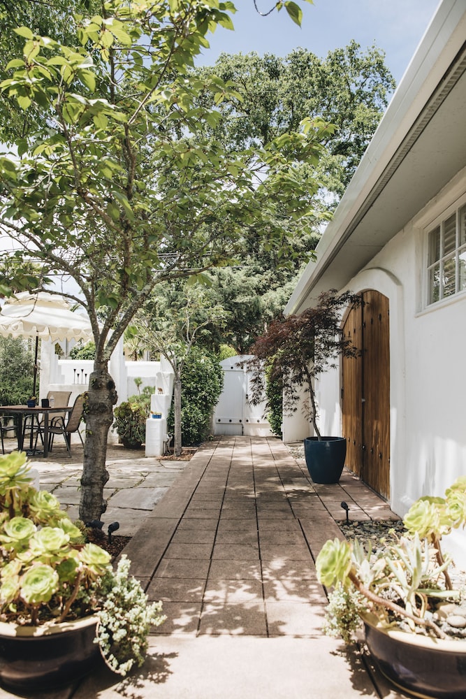 Cottage Inn & Spa 61/72
