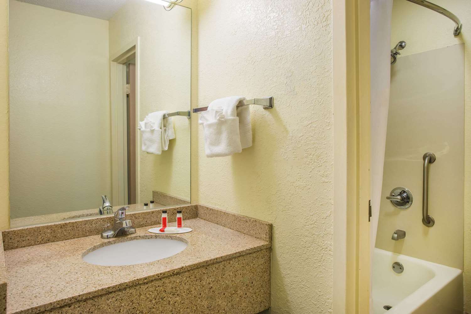 Days Inn by Wyndham Florence Near Civic Center 44/47