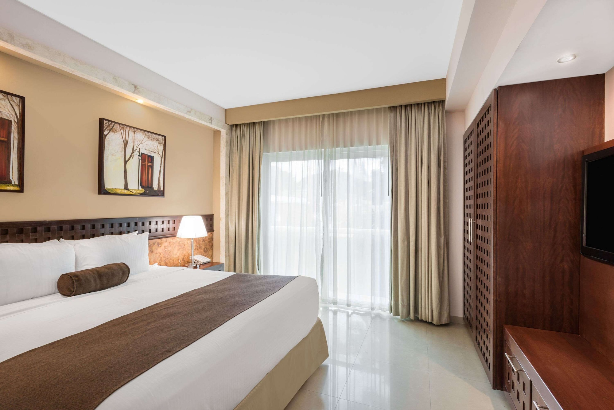 DELUXE, KING BED