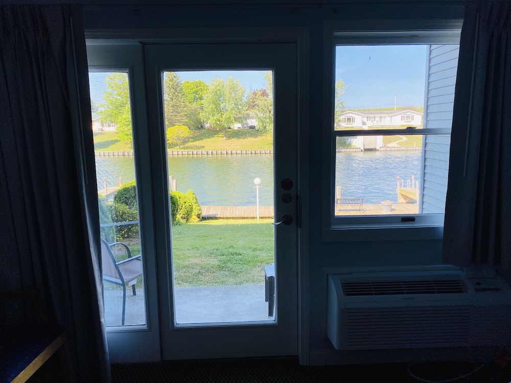 Fleetwood Inn Suites 25/51
