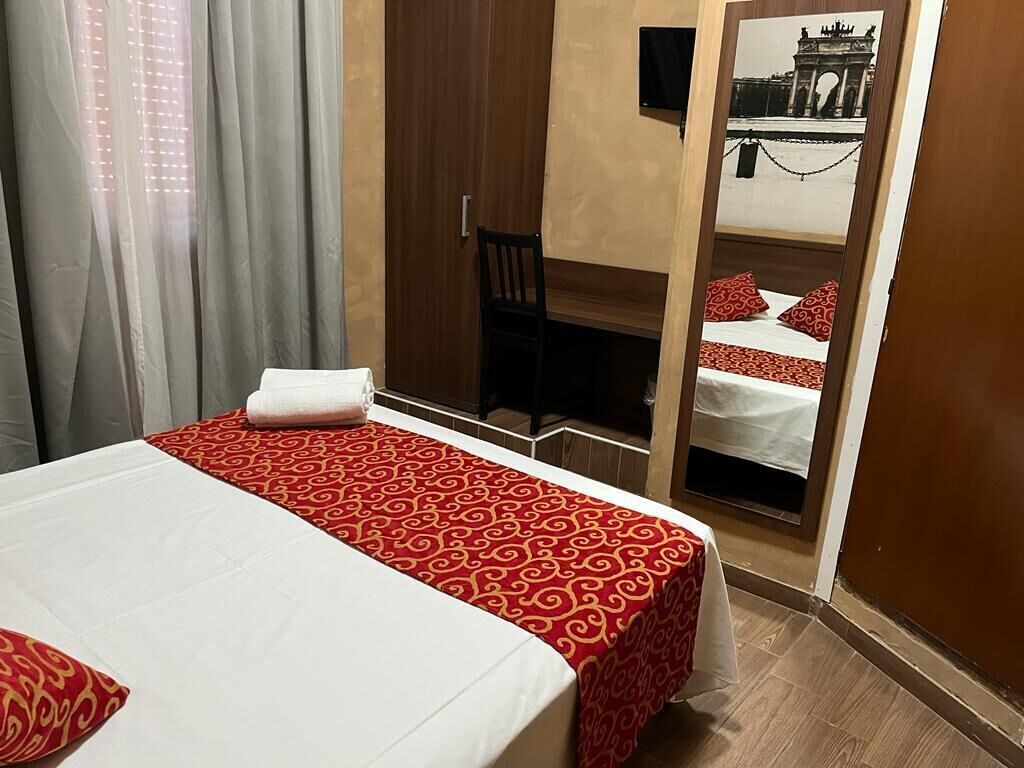 ROOM, DOUBLE OR TWIN BED