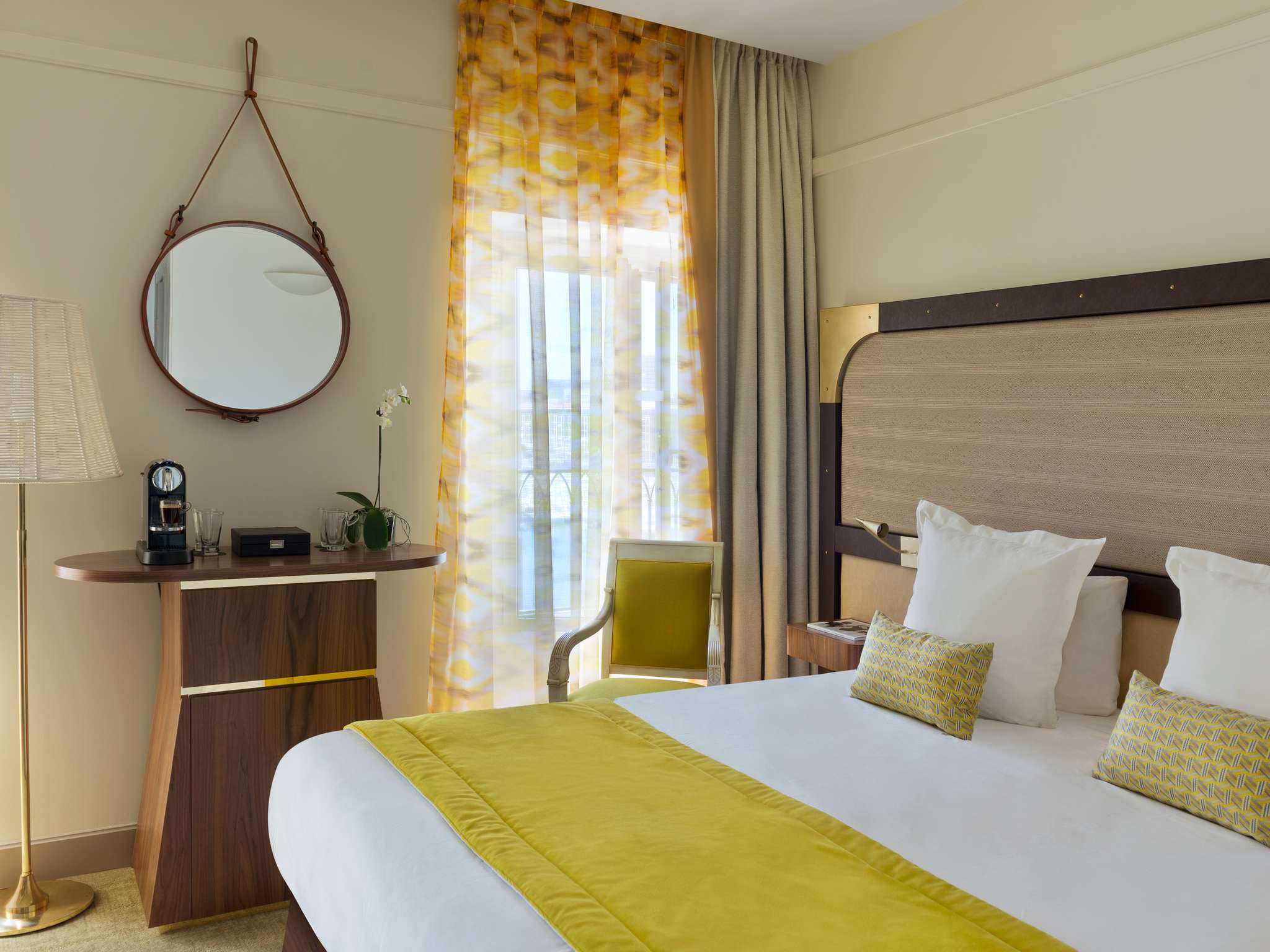 DELUXE, QUEEN BED, OLD PORT VIEW