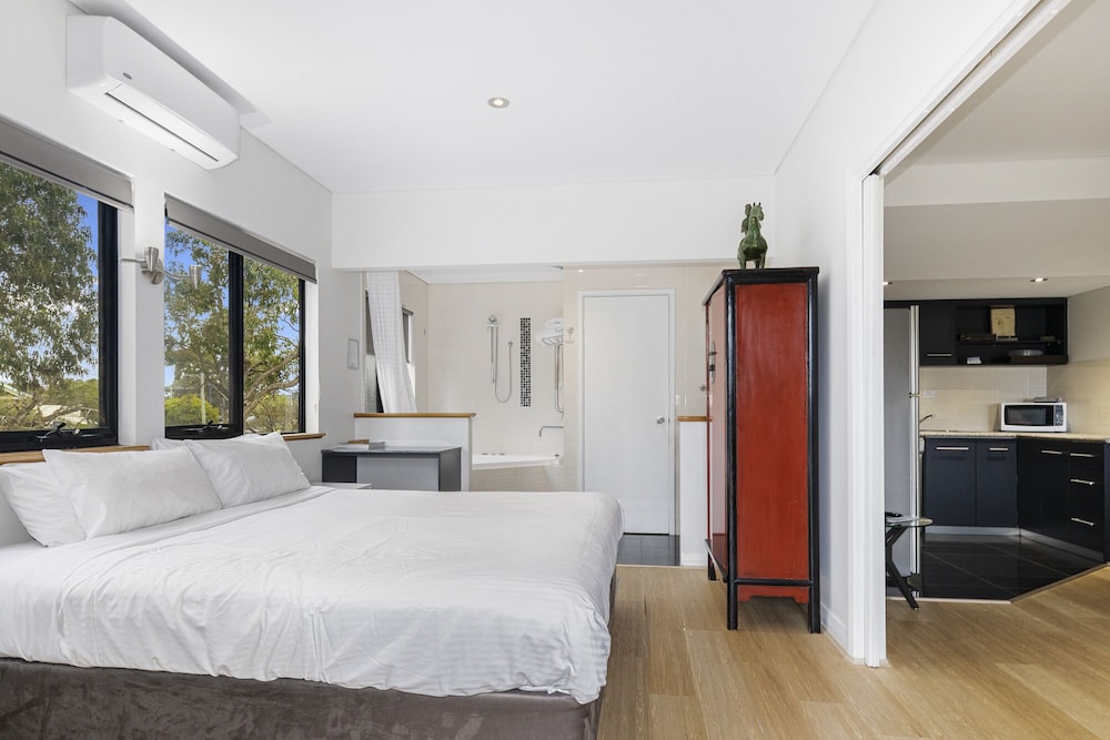 Spa, Deluxe, Studio, King Bed, Dining Area, Kitchen