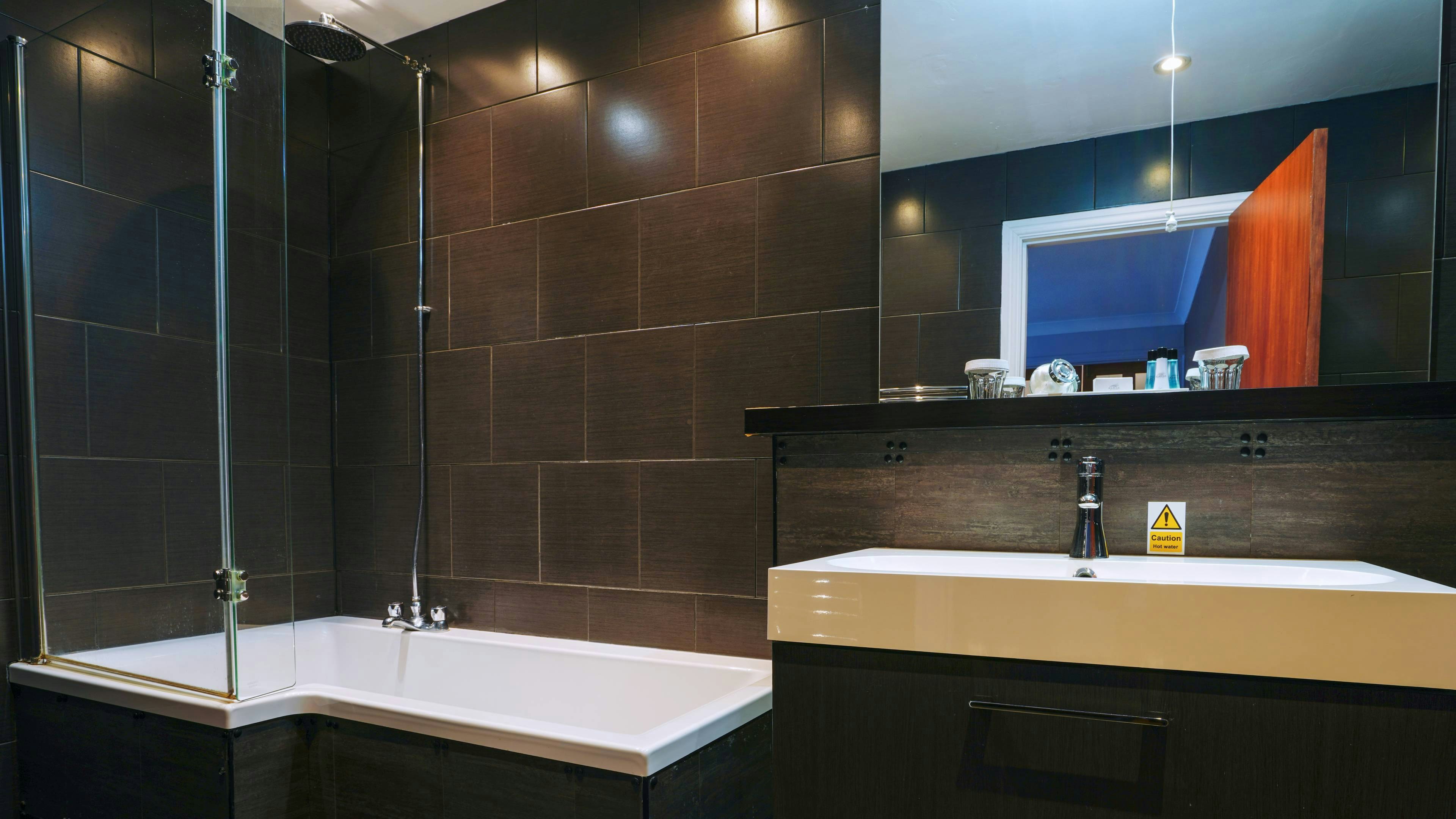 Gomersal Park Hotel 43/49