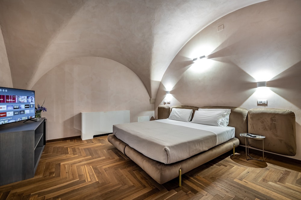 DELUXE, SUITE, JETTED TUB
