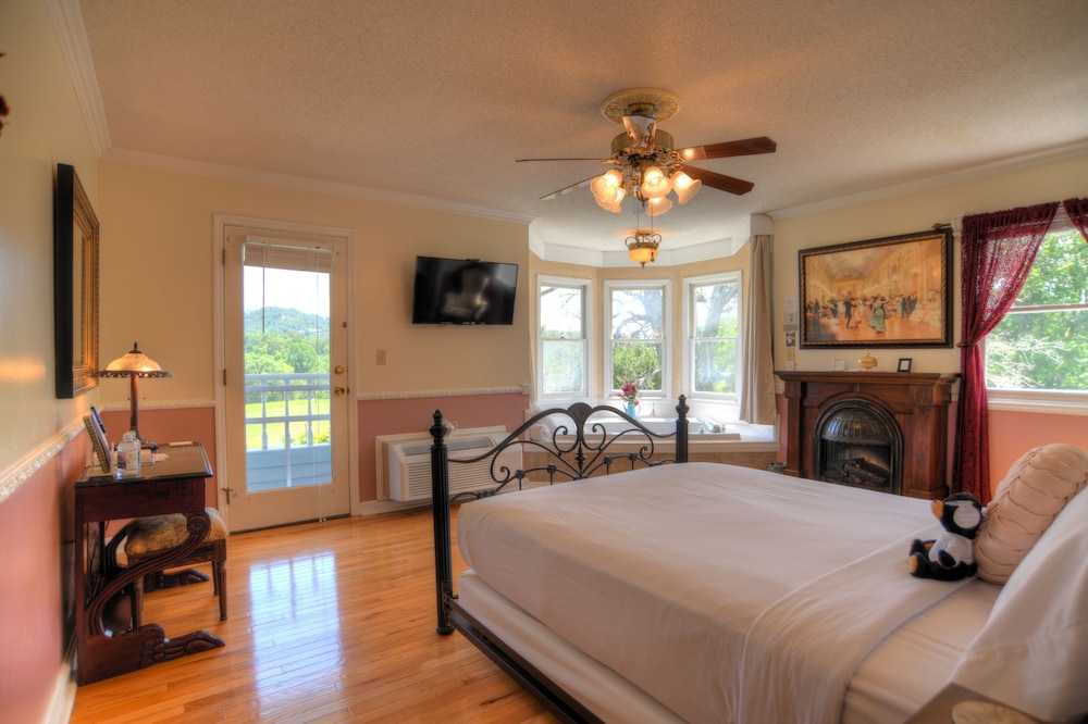 Blue Mountain Mist Country Inn 19/63