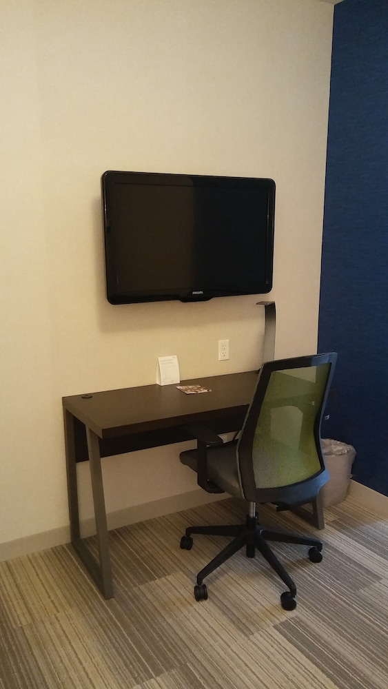 Holiday Inn Express and Suites Chicago West St Charles an IHG Hotel 56/72