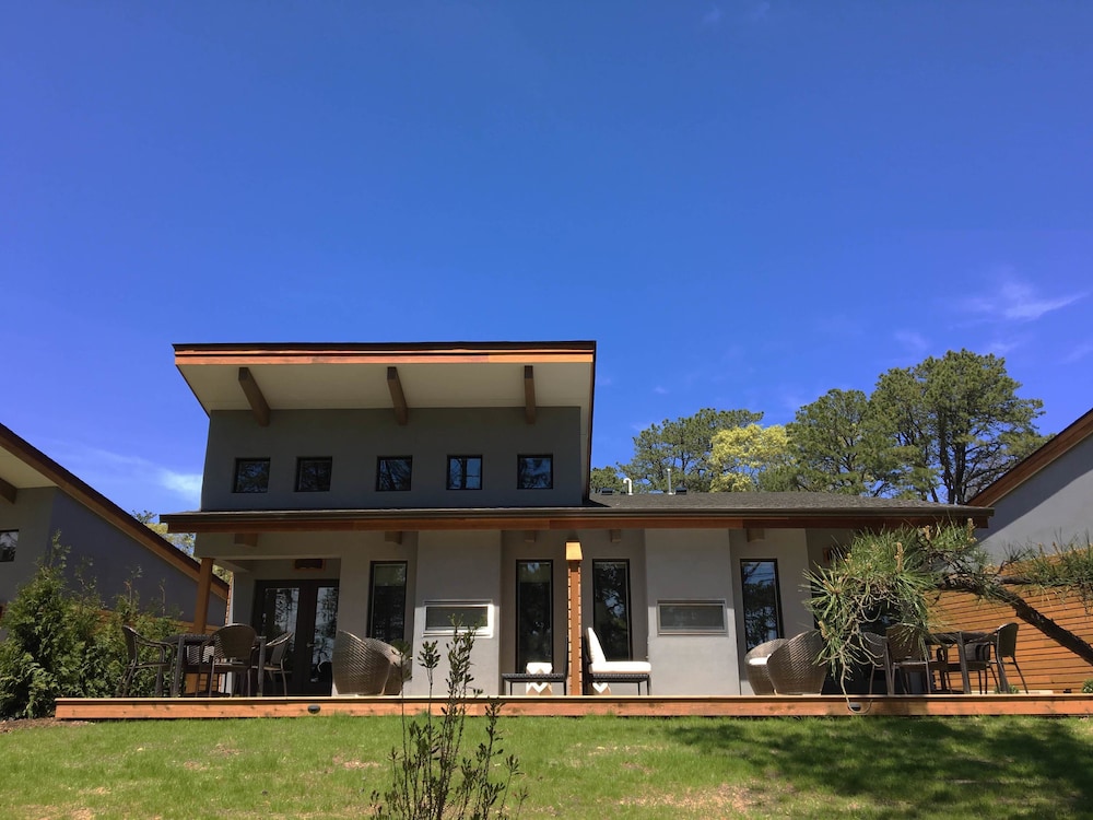 Hampton Maid Hotel 3/50