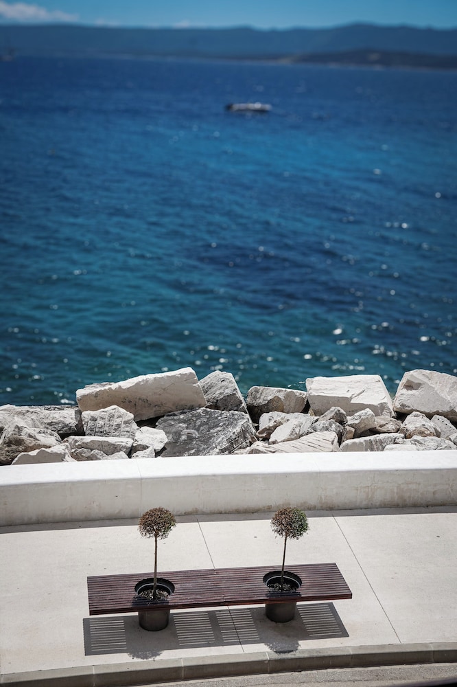 Luxury Seaside Apartments 32/50