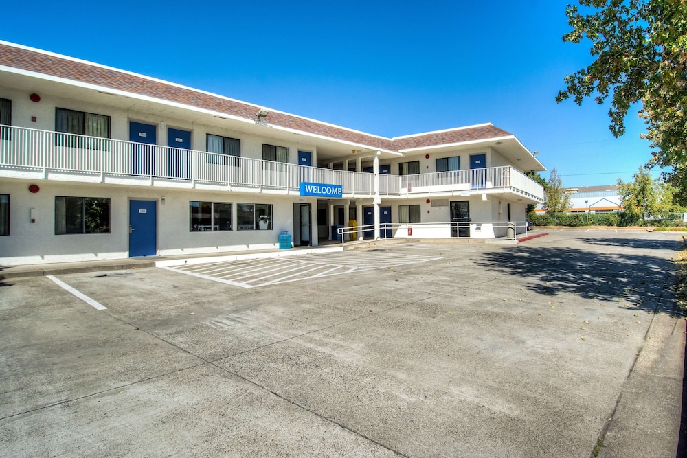 Motel6 Redding, CA - North 28/36