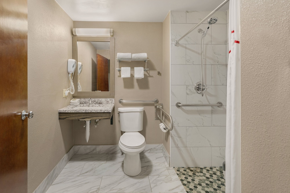 Red Roof Inn & Suites Newport – Middletown, RI 19/44