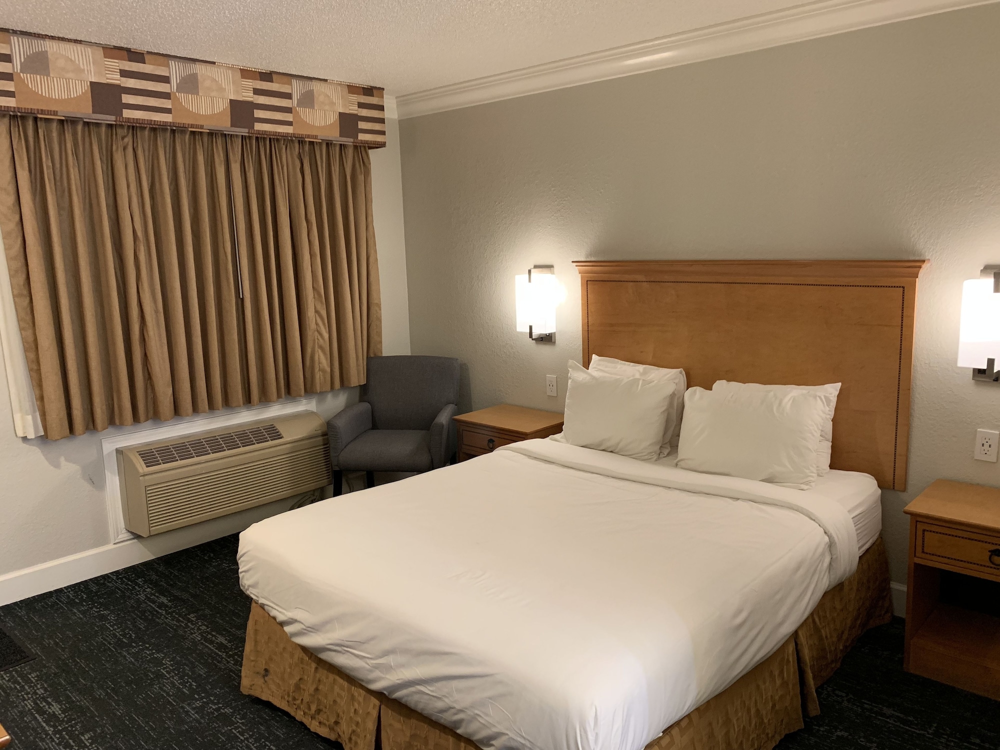 ROOM, QUEEN BED