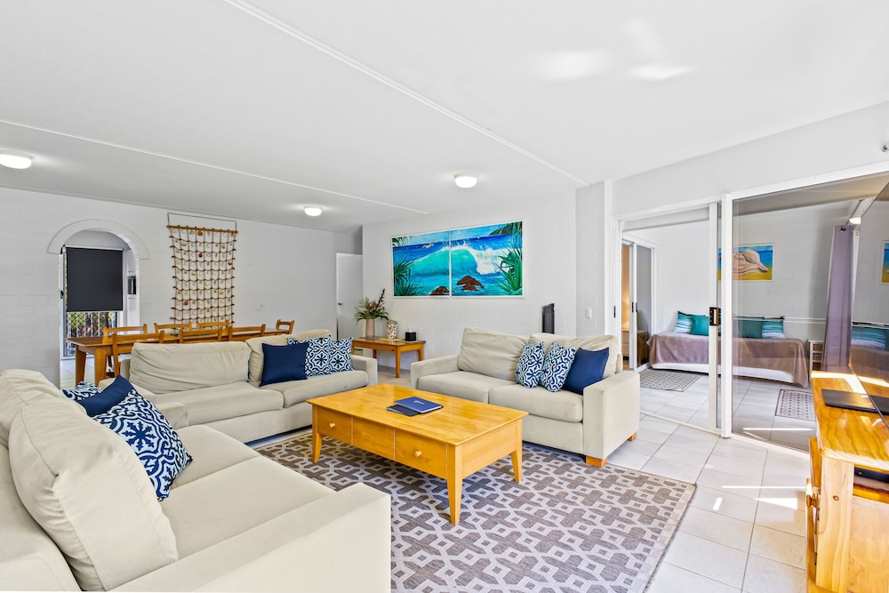 THE ISLANDER HOLIDAY RESORT 20/50