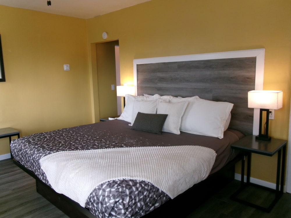 ROOM, KING BED, OCEAN VIEW