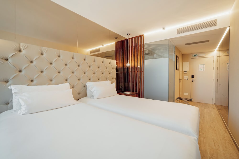 ROOM, TWIN BEDS