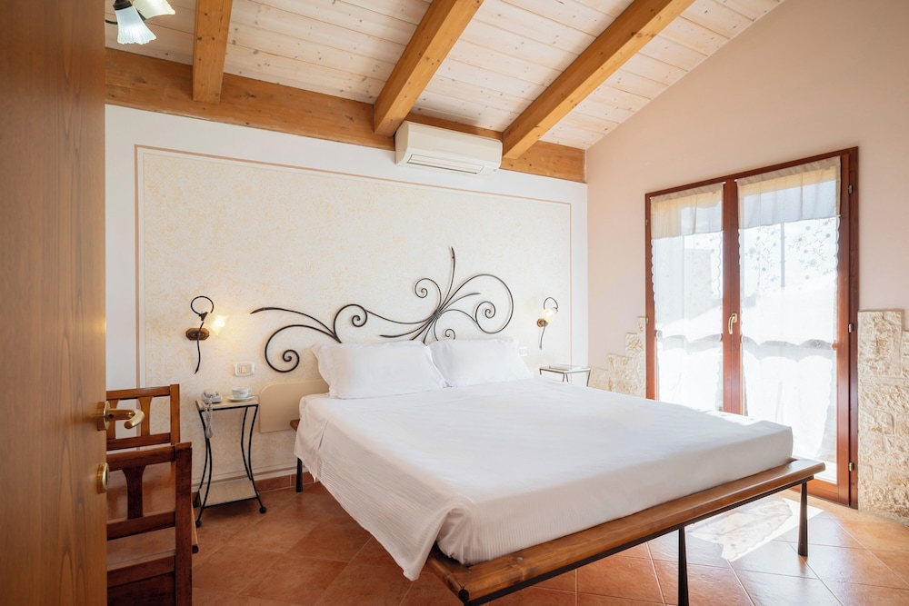 DELUXE, SUITE, QUEEN BED, PARTIAL SEA VIEW, SOFA, BALCONY