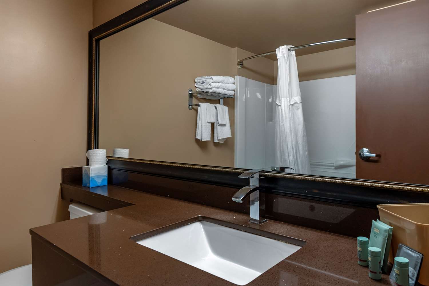 جناح بسريرين كوين بغرفتين مع أريكة بمطبخ صغير، Best Western Marquis Inn and Suites 4/4