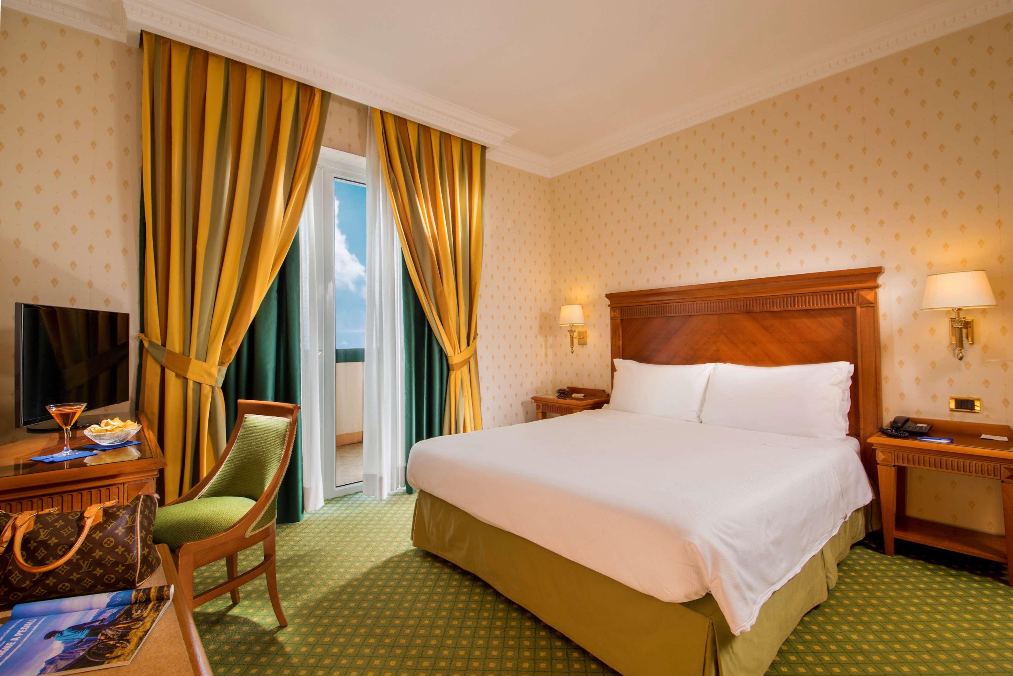 Room, Queen Bed