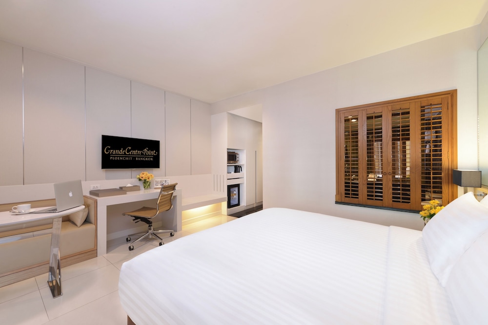 Superior, Double Bed, Balcony, Grande Centre Point Ploenchit Bangkok 7/10