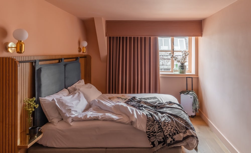 1 BEDROOM, DUPLEX, SUITE