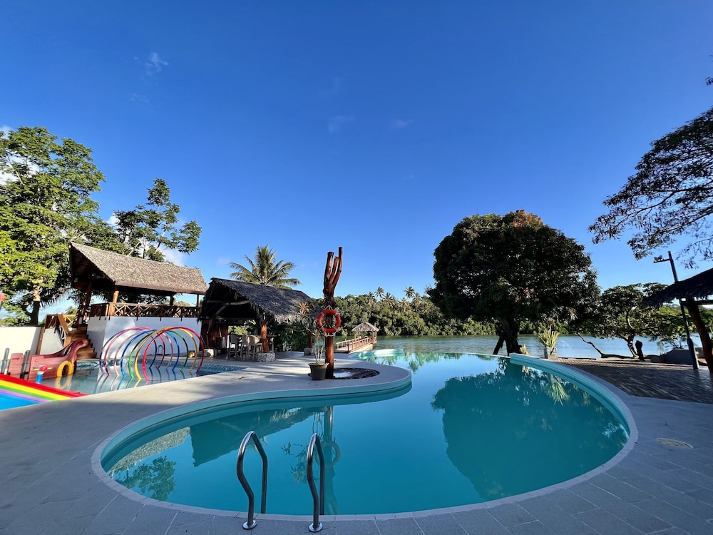 Cocomo Resort 26/50