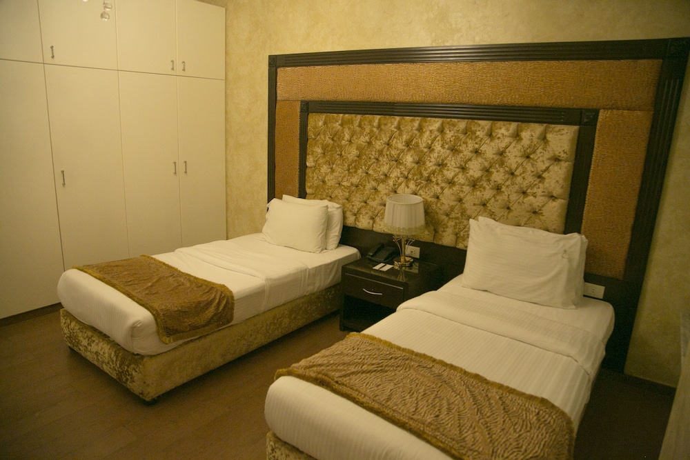 QUEENS SUITE HOTEL 21/61