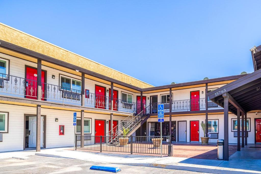 Hotel Avenida Victorville I-15 in VICTORVILLE - CA